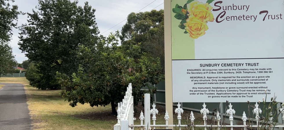 Sunbury Cemetery entrance with sign.