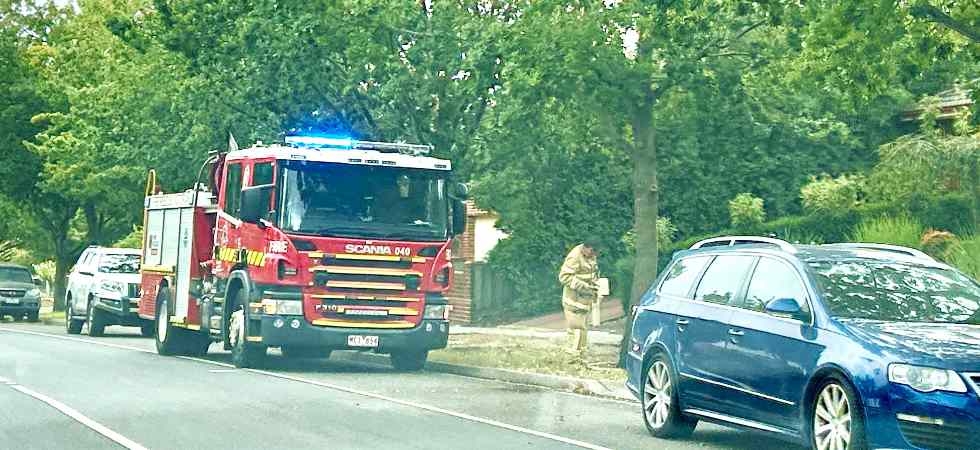 Fire engine Bellview Drive, Sunbury attending a house fire.