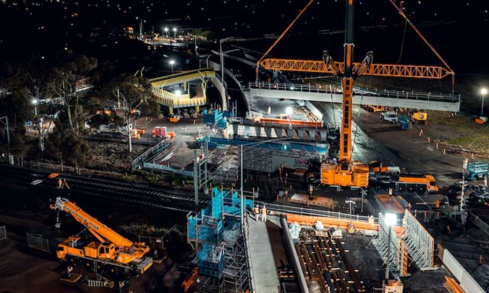 A 750-tonne crane positioned the final 9 concrete beams into place last week to complete the central span of the new Calder Park Drive bridge
